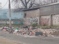 De acuerdo con lo señalado por los padres, son varios los vehículos que llegan hasta ese punto para descargar escombros, muebles en desuso y desperdicios de todo tipo.