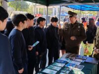 En el stand, los jóvenes se interiorizaron sobre los requisitos y procesos de postulación para ingresar a la institución, resolviendo dudas e informándose sobre las distintas etapas de formación policial.