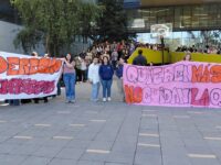 “Falta seguridad dentro del campus, falta infraestructura, faltan espacios para comer nuevamente. Entonces, estamos en descontento por esto”, señalaron representantes durante la manifestación.