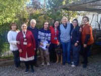 Un equipo interdisciplinario visita a pacientes en cuidados paliativos, compartiendo instancias de conversación, escucha activa y apoyo espiritual.