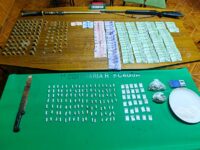 Durante un procedimiento, la policía incautó pasta base, marihuana, cocaína, armas blancas y dinero en efectivo en dos inmuebles de la ciudad.