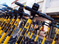 El servicio está diseñado para facilitar trayectos cortos y promover la movilidad sustentable. Solo hay que descargar la app, registrar el scooter y comenzar el viaje.