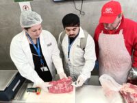 En un operativo realizado en la capital regional, las autoridades de Salud y Sernac entregaron recomendaciones y consejos ante el aumento de la demanda de carne y derivados.