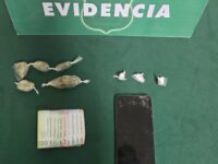 El sujeto mantenía marihuana elaborada, cocaína y dinero en efectivo al momento de ser aprehendido.