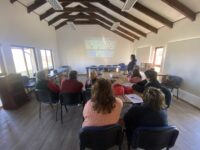 Entregan herramientas prácticas para enfrentar situaciones como caídas, cortes, quemaduras o problemas respiratorios, capacitando a los participantes para responder de manera rápida y efectiva en su entorno familiar y comunitario.
