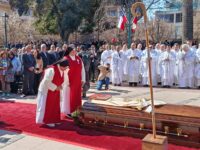 Nacido en Punta Arenas en 1940 y ordenado sacerdote en 1966, Goic se destacó por su compromiso con los derechos humanos, la justicia social y la dignidad de los más vulnerables.