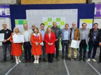 En una ceremonia en el gimnasio municipal, el alcalde Marco Antonio Contreras y el Concejo
formalizaron la entrega de $246 millones para fortalecer el corazón social de la comuna.
