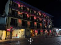 Además de iluminar edificios, se desarrollarán charlas y talleres educativos durante el mes.