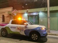 Según el reporte municipal, los agresores utilizaron tarros de pintura y piedras contra el personal de seguridad.
