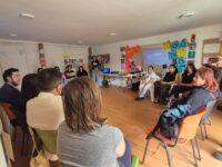 Durante la jornada, las usuarias del centro escucharon el capítulo 2 de la audioserie “1412: Esto es Sin Juzgar”, para luego compartir sus reflexiones y experiencias en torno al consumo problemático.