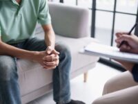 El estudio fue elaborado por la Achs y el Centro UC de Encuestas y Estudios Longitudinales de la Universidad Católica, que resalta "“la baja percepción de necesitar consultar a pesar de tener síntomas de algún problema emocional".