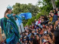 18:22. Plaza de Armas. 17 de octubre de 2025. El aire huele a flores recién cortadas y a algodón de azúcar. En las tribunas, el murmullo crece como una ola: niños inquietos, abuelas con sombreros de paja, padres y madres orgullosos se empinan sobre las rejas para no perderse detalle alguno.