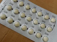 El estudio reveló que los medicamentos bioequivalentes representan más del 60% de la oferta y que las farmacias independientes tienden a ofrecer precios más competitivos, aunque con menor variedad de productos.