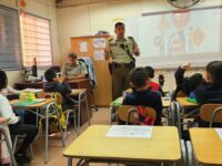 Los uniformados explicaron de manera didáctica normas de tránsito y conductas seguras para que los más pequeños adquieran conocimientos sobre seguridad vial desde temprana edad. 