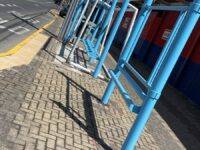 En las imágenes se observan estructuras metálicas sin terminar, ubicadas en sectores cercanos al Estadio Codelco El Teniente.