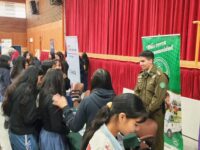 En la instancia, distintos servicios e instituciones entregaron recomendaciones e información a los colegios y asistentes, promoviendo la prevención y el cuidado de la salud mental.