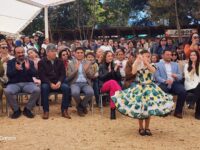 Los asistentes pueden encontrar una rica variedad de productos que incluyen gastronomía típica, cervezas artesanales, repostería y artesanía local.
