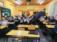 En el encuentro, los funcionarios explicaron de manera directa y cercana distintos riesgos presentes en entornos digitales, poniendo especial énfasis en delitos como grooming, sextorsión y happy slapping.