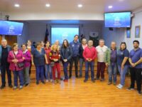 El pasado lunes, en el Salón del Concejo Municipal, la Oficina de Vivienda de la Municipalidad de San Fernando sostuvo una reunión con los vecinos y vecinas de la Villa Real, quienes serán los primeros beneficiarios de un proyecto gestionado por la Entidad Patrocinante Municipal, que será presentado próximamente al Ministerio de Vivienda y Urbanismo.