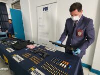 La operación de la PDI, instruida por la Fiscalía, permitió el hallazgo de siete armas, un chaleco antibala y 727 gramos de cocaína en dos domicilios allanados simultáneamente