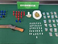 En su domicilio se incautaron cartuchos calibre 12 y dosis de cocaína y marihuana.