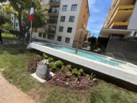 El acto incluyó música en vivo, banderas francesas y la instalación de una piedra conmemorativa.