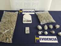 En el lugar se incautaron 1.592,93 gramos de cannabis, dos balanzas digitales y diversas especies relacionadas con la venta de drogas.