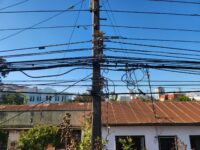 La nueva normativa obliga a las empresas de telecomunicaciones a presentar planes anuales para retirar estos elementos, mejorando la seguridad y estética urbana.