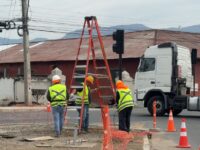 De manera paralela, se avanza en la rehabilitación del tramo comprendido entre el paso a nivel Las Coloradas y la Ruta H10-210.
