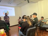 La actividad, desarrollada en el marco del trabajo colaborativo entre ambas instituciones, entregó herramientas a profesionales y educadores para enfrentar este tipo de crisis.