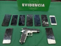 Durante el procedimiento, se incautó un arma de fuego, nueve teléfonos celulares y elementos relacionados con infracciones a la Ley de Drogas.