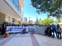 Funcionarios denuncian impacto en la calidad de la atención y eliminación de programas para adultos mayores.