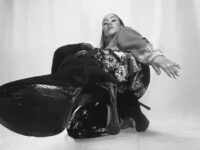 Su proyecto nace desde un proceso íntimo y profundamente personal. “Latina Sativa es mi alma”, afirma la artista.