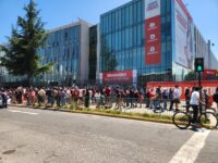 La reubicación de mesas receptoras en Rancagua marcó una jornada de contrastes, entre procesos expeditos en el recinto deportivo y reclamos por demoras en el establecimiento educacional, en el marco de las Elecciones Presidenciales y Parlamentarias 2025.