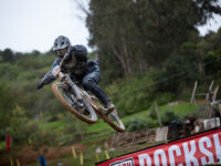 Juan Pablo Gaete completó una temporada impecable y cerró su segundo año en el circuito con el título nacional de la categoría “Rígido” en el Deache Series 2025. Pese a las dificultades del trazado en Angol, el joven logró imponerse y ahora apunta a sus nuevos desafíos.