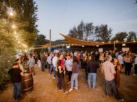 La experiencia ofreció degustaciones guiadas, gastronomía local y un show en vivo a cargo de la banda Lemon, tributo a U2.