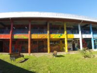 La administración comunal informó que se activaron los protocolos correspondientes, aunque funcionarios del establecimiento aseguran no haber recibido apoyo ni contención tras el hecho.