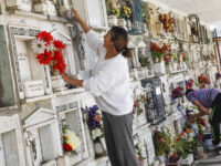 Cientos de familias honran la memoria de sus difuntos en feriado nacional.