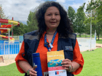 La iniciativa busca reforzar las recomendaciones sanitarias en espacios recreativos que reciben una alta afluencia de visitantes durante la temporada estival.