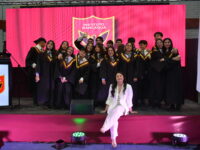 Durante la ceremonia se entregaron reconocimientos a los mejores promedios, a quienes completaron toda su formación en el establecimiento y a la profesora jefe que acompañó al curso.