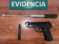 El sujeto portaba una pistola y un bastón retráctil de fantasía.