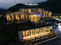 A la fecha, el centro de entretenimiento ha generado más de $207 mil millones en impuestos.
La expansión de su hotel —que se inaugurará próximamente y aumentará en 27% su capacidad— se enmarca en el plan de crecimiento de Dreams para los próximos 15 años.