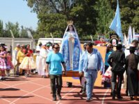 Desde muy temprano, delegaciones parroquiales de los distintos decanatos, comunidades religiosas y movimientos eclesiales comenzaron a llegar al recinto, transformándolo en un gran templo al aire libre. 