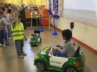 Los funcionarios desarrollaron ejercicios didácticos para introducir conceptos básicos de seguridad en el tránsito.