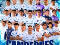 Una exhibición de fútbol total coronó la gesta en la Liguilla de Ascenso, donde los goles de Pérez, Tobar, Ponce y Díaz sepultaron a Comunal Cabrero. El equipo de Mana González, impulsado por una hinchada fervorosa, cumple la promesa de la resurrección