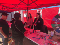 Durante la jornada, el público pudo recorrer distintos módulos temáticos, donde profesionales y colaboradores del establecimiento entregaron información práctica y respondieron consultas de los asistentes.