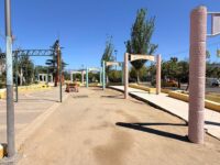 La propuesta de intervención considera mejoras en iluminación, mobiliario urbano, vegetación y conservación de los elementos conmemorativos.