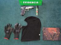 Durante el procedimiento se recuperó el vehículo utilizado en el ilícito, además de un arma de aire comprimido y un gas pimienta.