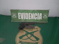 En el lugar, los funcionarios hallaron una pistola sin marca, con la inscripción de la “Policía Federal de Argentina”.