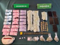 Personal policial encontró diversas municiones y distintas drogas al interior del vehículo..